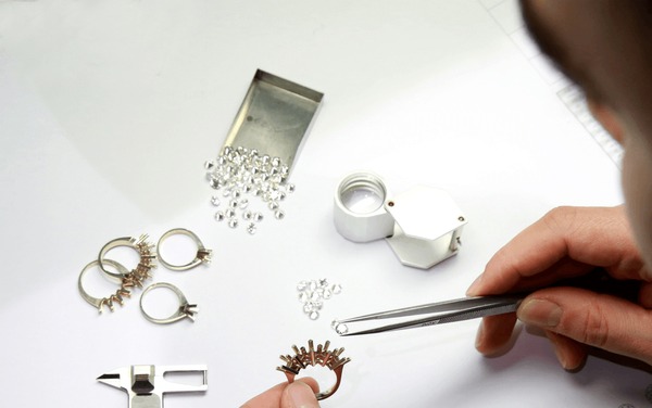 Why Custom Diamond Jewelry Makes the Surprise Gift
