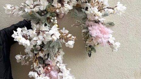 Creative DIY Christmas Garlands with Artificial Flowers