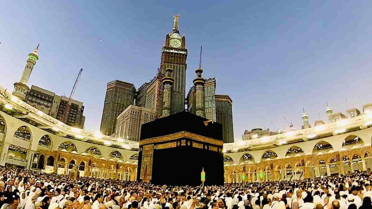 Which Cheap Umrah Packages Include Flights and Visas?