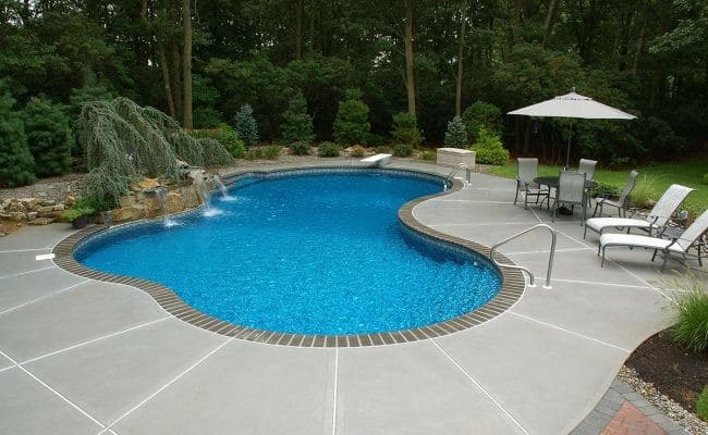 Issues with Swimming Pool Leaks in the Dubai Heat