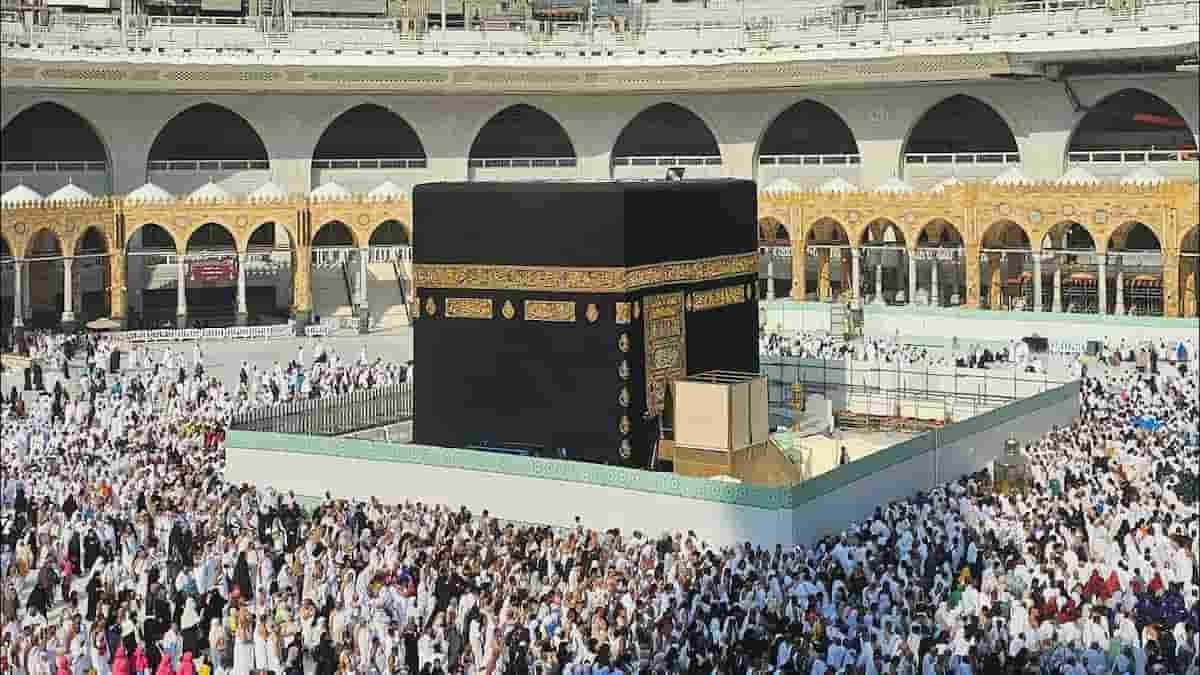 Which Cheap Umrah Packages Include Guided Services?
