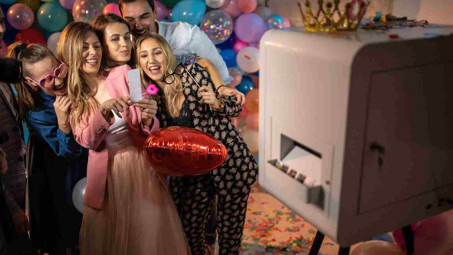 Avoid Mistakes When Book a Wedding Photo Booth Rental