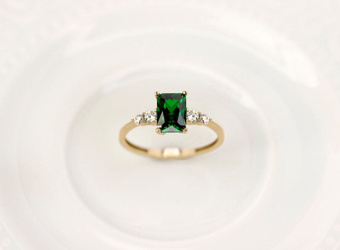 A Complete Buying Guide to Emerald Engagement Ring