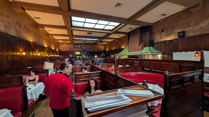 Where Can You Find Hidden Gem Restaurants in Hollywood?